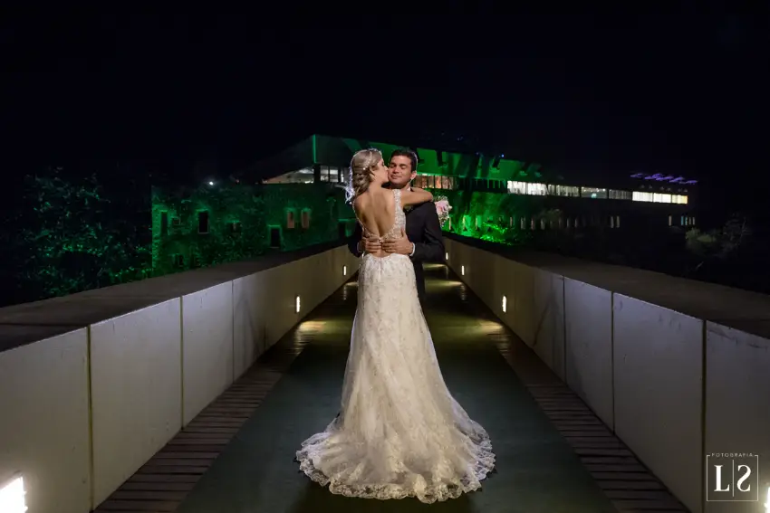 Casamento noturno no Espaço Brava Rio com iluminação cênica