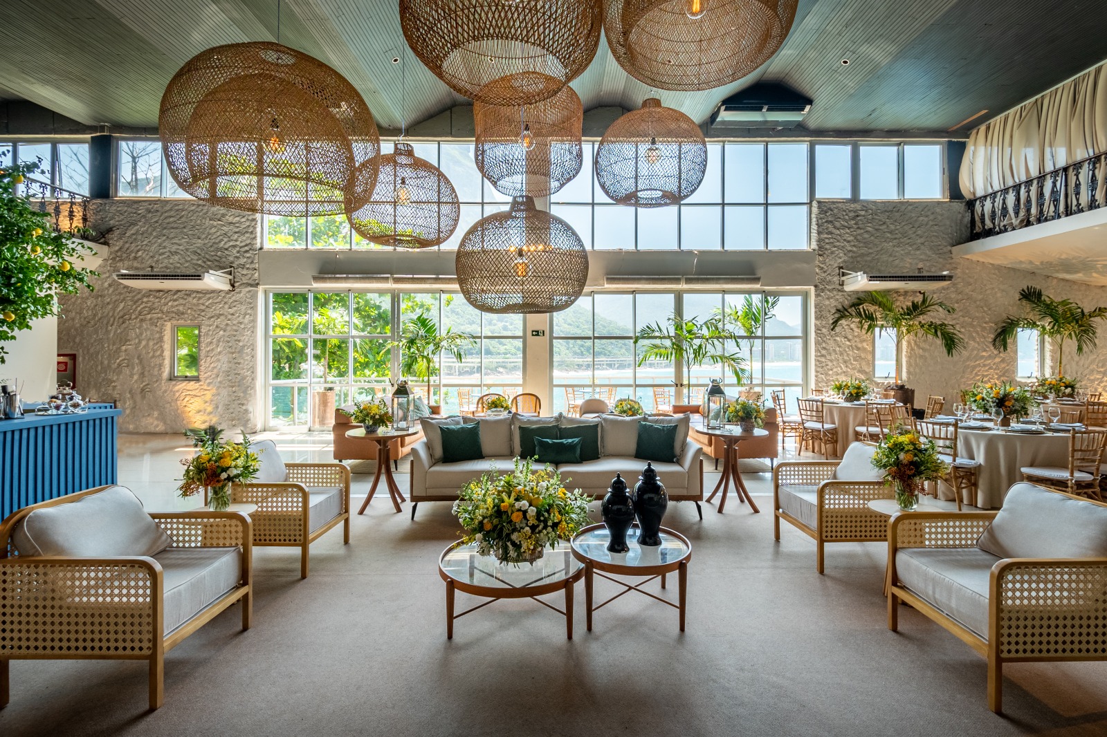 Lounge interno do Brava Rio com pé-direito duplo e janelas panorâmicas